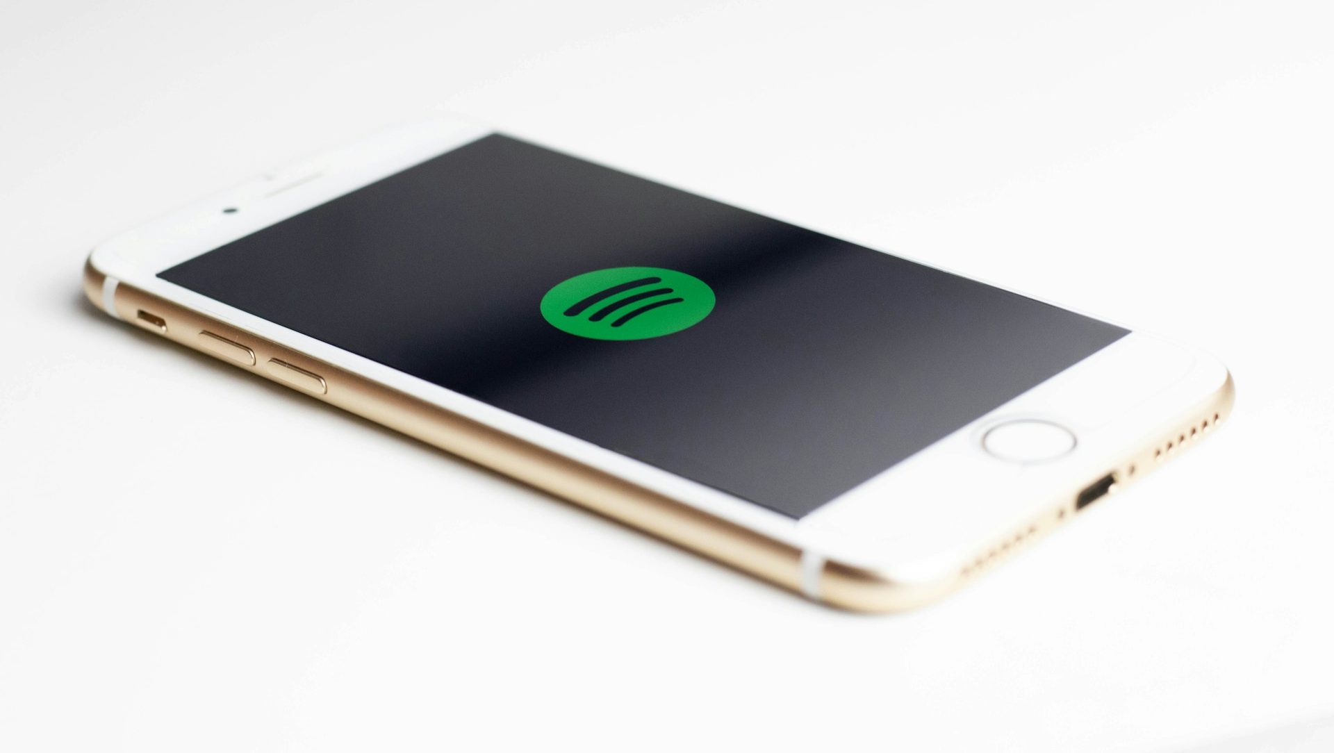 Musikkstr&oslash;mme-firma ber EU-kommisjonen avsl&aring; Apples forslag