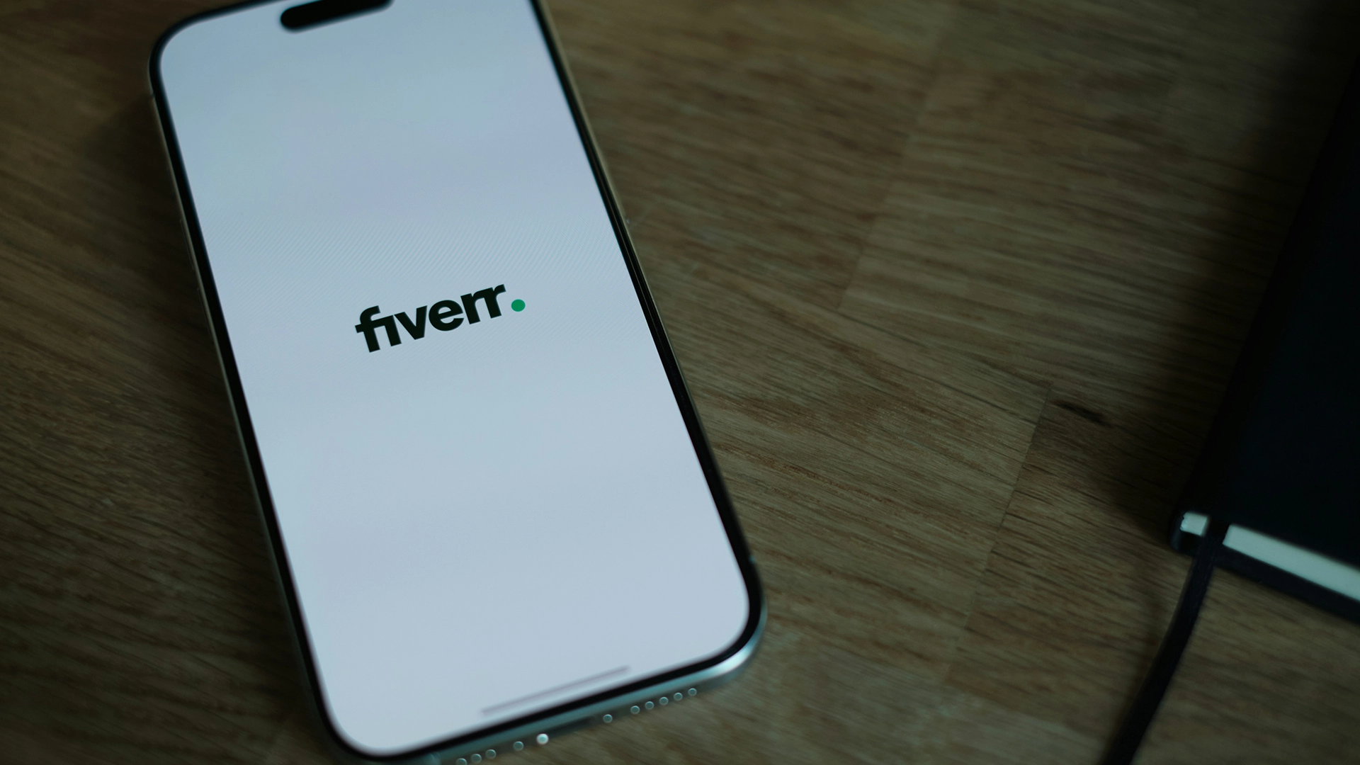 Fiverr g&aring;r over til AI-struktur og sier opp 30% av arbeidsstyrken